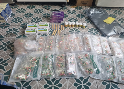 제주자치경찰단은 지난 2월 원산지 위반 단속 중 확보한 첩보를 바탕으로 수차례 잠복 수사를 벌여  2020년 11월부터 지난 4월까지 약 5년 6개월간 국내외 거주 중국인 등 불특정 다수에게 대면 거래와 택배를 이용해 불법 의약품을 거래한 A씨를 검거하고 체포영장을 집행했다.  제주자치경잘단 제공
