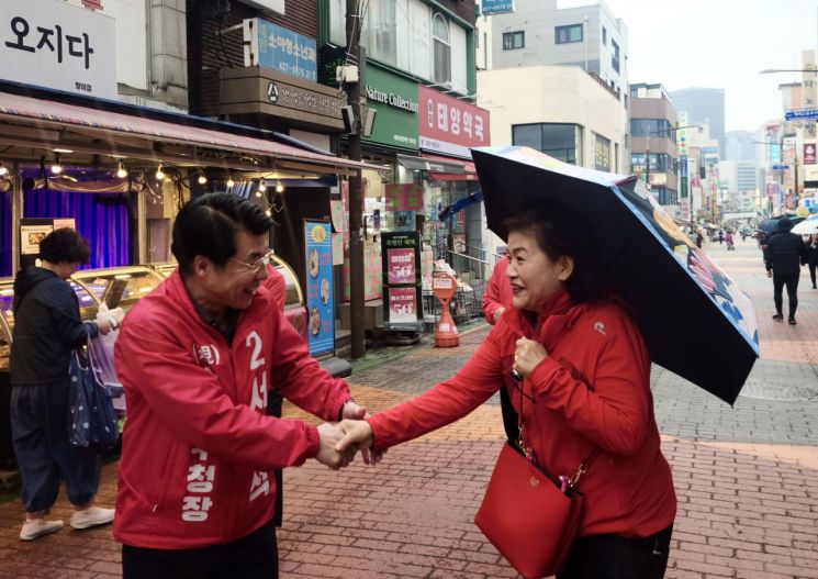 서강석 송파구청장 후보과 구민과 인사를 나누고 있다. 서강석 선거캠프 제공.