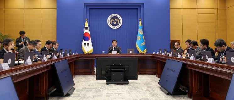 이재명 대통령이 7일 청와대 여민관에서  수석보좌관회의를 주재하고 있다. 연합뉴스
