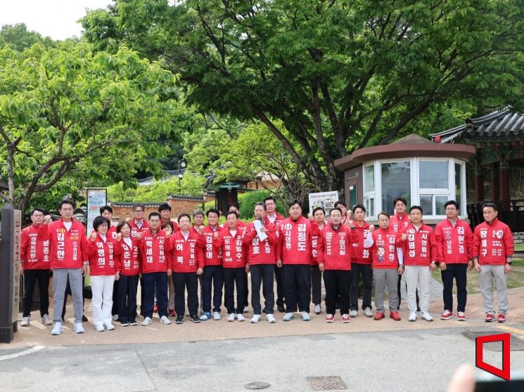 국민의힘 김장호 구미시장 예비후보와 시·도의원 예비후보들이 박정희 대통령 생가에서 더불어민주당 장세용 구미시장 예비후보의 최근 발언을 '망언'으로 규정하고 규탄 기자회견[사진제공=김장호 후보사무실]