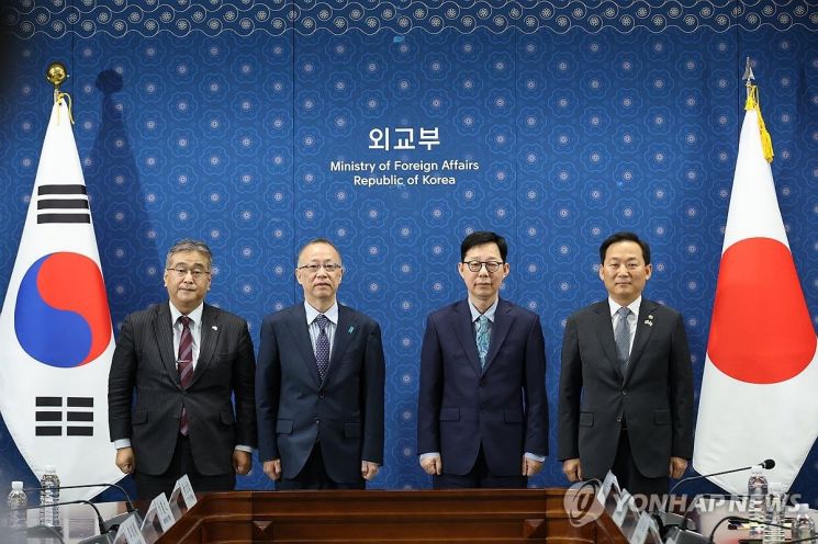 박윤주 외교부 1차관과 이두희 국방부 차관이 7일 서울 종로구 정부서울청사 외교부에서 열린 제14차 한일 안보정책협의회에서 후나코시 다케히로 외무사무차관, 가노 고지 방위심의관과 회의 시작에 앞서 기념 촬영하고 있다. 연합뉴스.