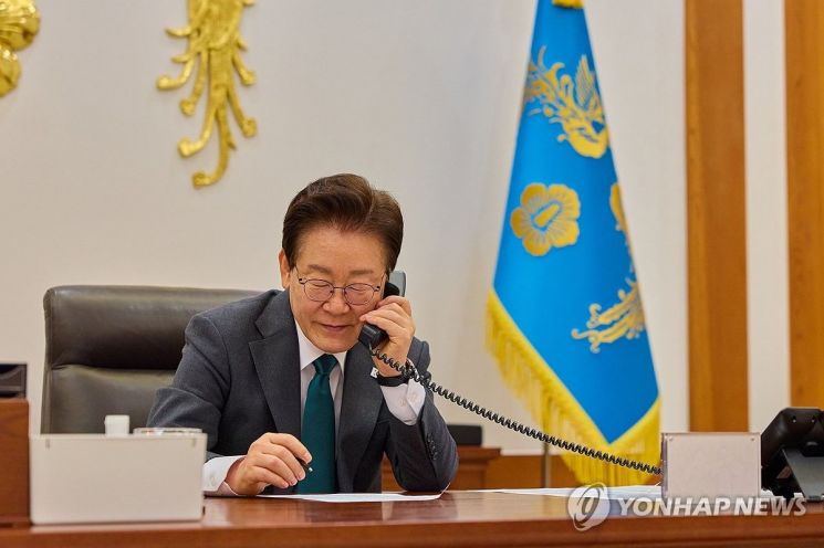 이재명 대통령이 7일 청와대 집무실에서 롭 예턴 네덜란드 총리와 첫 통화를 하고 있다. 청와대.