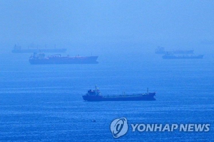호르무즈 해협에 닻을 내리고 멈춰 있는 선박들. 연합뉴스.