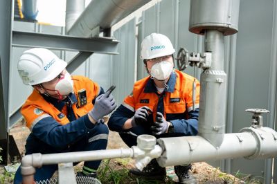 An employee at Gwangyang Steelworks is conducting a focused inspection on major pipelines and equipment to check for leaks and insulation conditions to improve energy efficiency. Provided by Gwangyang Steelworks