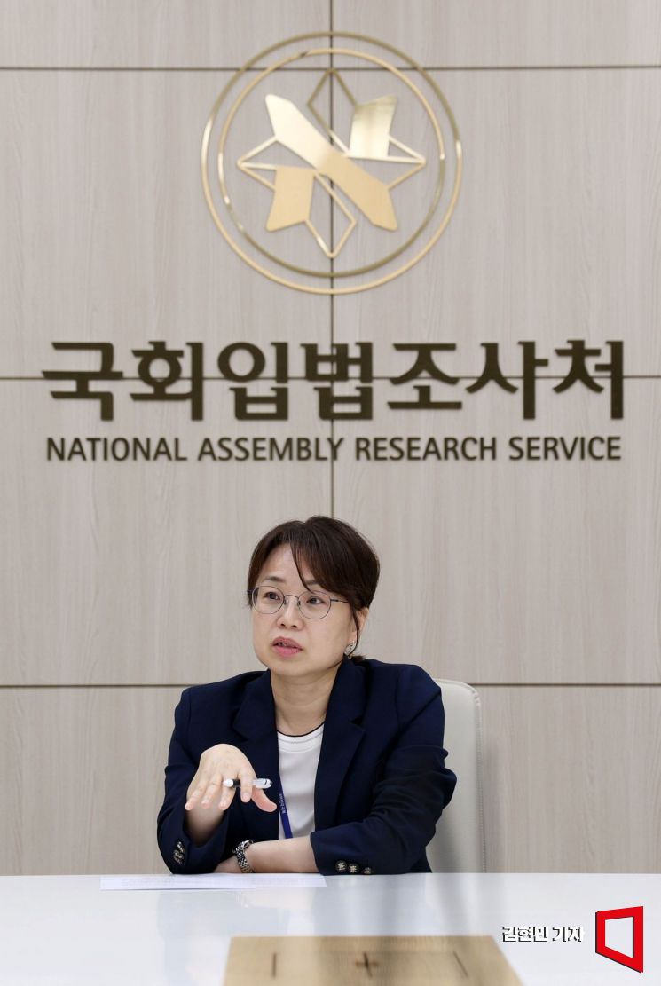 허민숙 국회 입법조사관이 국회에서 아시아경제와 인터뷰하고 있다.