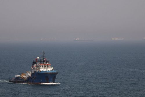 6일(현지시간) 아랍에미리트(UAE) 푸자이라 항구에 정박한 해양지원선 '자케르 듀티'호. 로이터연합뉴스