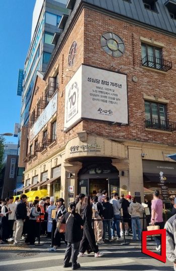 지난 4일 대전 중구 성심당 케익부띠끄(본점) 앞에 입장하려는 고객들이 대기줄을 서 있다. 대전=문혜원 기자