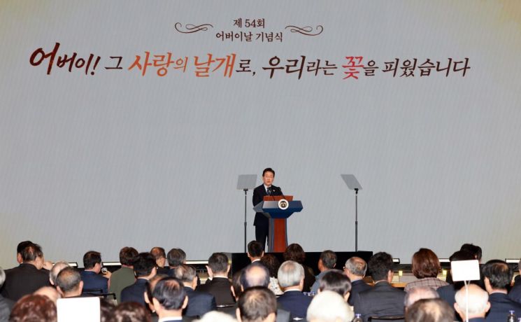 이재명 대통령이 8일 서울 중구 대한상공회의소에서 열린 어버이날 기념식에서 축사를 하고 있다. 2026.5.8  [청와대통신사진기자단] 연합뉴스