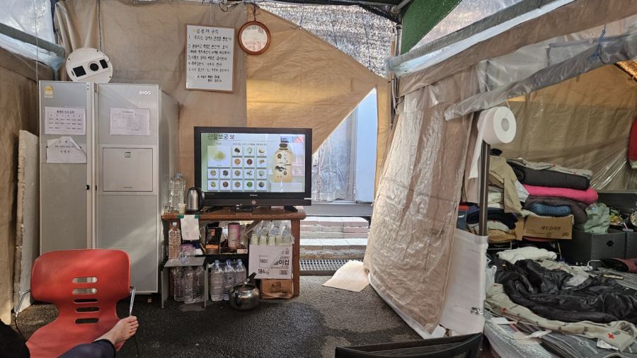 今年1月因火灾失去住房的首尔江南区九龙村居民，搭建帐篷作为临时住所生活。记者 Park Jaehyun