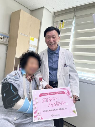입원환자에 카네이션을 증정하는 정영환 병원장. 울산엘리야병원 제공