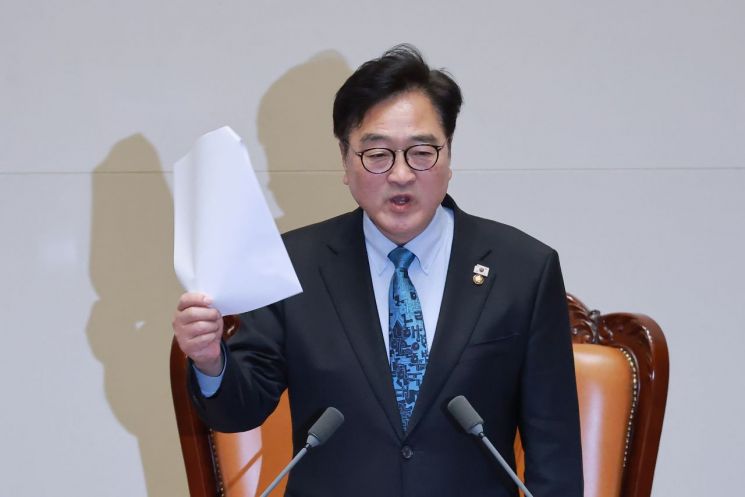 우원식 국회의장이 8일 국회 본회의에서 헌법 개정안을 상정하지 않고 필리버스터(무제한 토론)를 신청한 국민의힘을 비판하고 있다. 연합뉴스