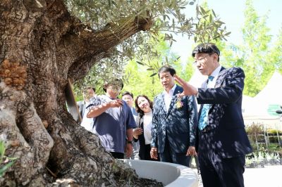 전북 전주시는 8일 전주월드컵광장에 마련된 박람회장 메인무대에서 우범기 전주시장과 박람회 조직위원회, 정원작가, 초록정원사, 참여업체 대표, 일반시민 등 300여 명이 참석한 가운데 ‘2026 대한민국 전주정원산업박람회’의 개막식을 가졌다. 사진 제공=전주시