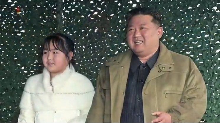 사격하는 김정은과 김주애. 조선중앙TV 캡처