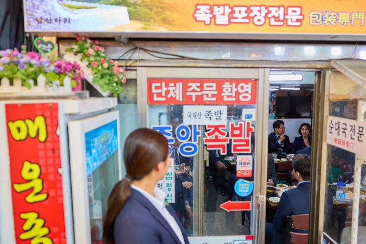 이재명 대통령과 김혜경 여사가 8일 서울 남대문시장 한 식당에서 식사를 하고 있다.(청와대 제공) 연합뉴스