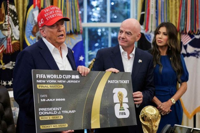 도널드 트럼프 미국 대통령(왼쪽)이 지난해 8월 23일 미국 백악관에서 잔니 인판티노 FIFA 회장으로부터 북중미월드컵 입장권을 선물받고 발언하고 있다. 로이터 연합뉴스