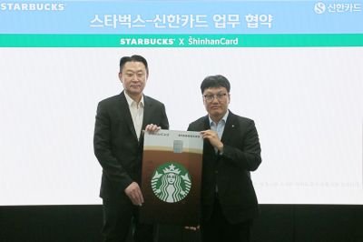 박창훈 신한카드 사장(오른쪽)과 손정현 스타벅스코리아 대표이사가 7일 서울 중구 신한카드 본사에서 업무협약을 체결하고 기념촬영을 하고 있다. 신한카드