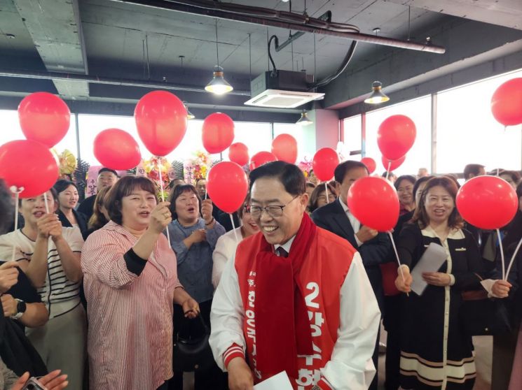 강수현 양주시장 후보가 8일 양주시 고읍동 스카이프라자에서 선거사무소 개소식을 열고 있다. 이종구 기자