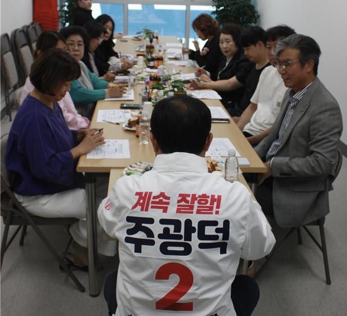 주광덕 남양주시장 예비후보가 8일 ㈔남양주시노인장기요양기관협회와 간담회를 갖고 '남양주장기요양지원센터 설립'과 '장기요양 종사자 처우 개선'을 핵심으로 하는 복지 공약을 발표했다. 주광덕 후보 제공