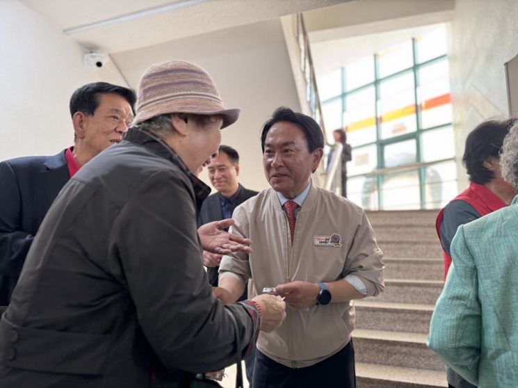이성헌 서대문구청장 후보가 주민들과 인사하고 있다. 이성헌 선거캠프 제공.