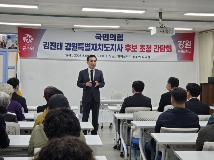 김진태 강원도지사 후보가 9일 정선군 사북읍에 위치한 강원랜드 세탁공장을 방문해 이른 아침부터 땀 흘리는 근로자들을 격려하며 공식 일정을 시작했다. 김진태 후보 제공