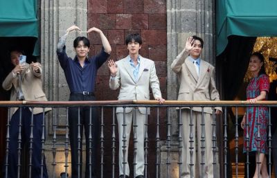 멕시코시티에서 열린 월드투어  콘서트를 앞두고 방탄소년단(BTS) 멤버들과 클라우디아 셰인바움 멕시코 대통령이 국립궁전 발코니에 서서 기념사진을 찍고 있다. 연합뉴스