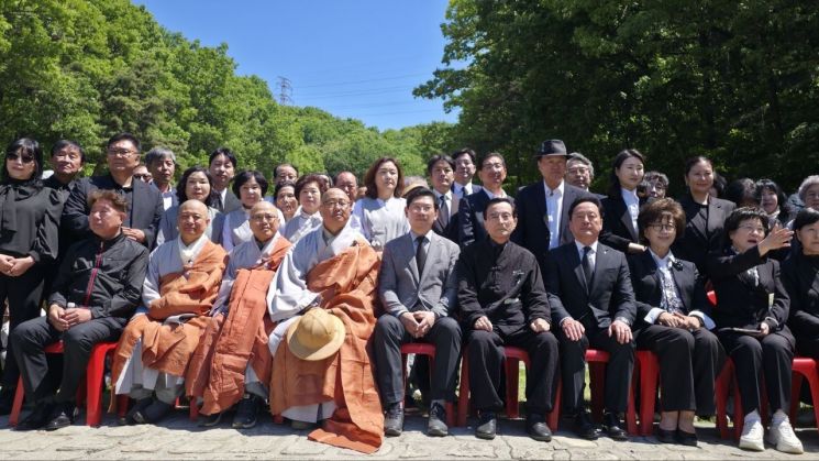 이상일 용인시장 후보가 9일 오전 처인구 이동읍에 위치한 용인평온의숲에서 거행된 '제1회 무연고사망자 합동추모제'에 참석했다. 이상일 후보 제공