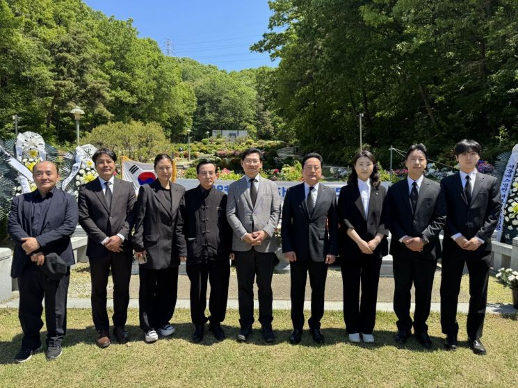 이상일 용인시장 후보가 9일 오전 처인구 이동읍에 위치한 용인평온의숲에서 거행된 '제1회 무연고사망자 합동추모제'에 참석했다. 사진은 지난 2024년 용인특레시 공영장례 업무협약식 모습. 이상일 후보 제공