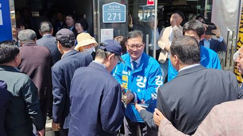 9일 개소식을 앞두고 입구서 내빈들과 인사를 나누는 강성휘 더불어민주당 목포시장 후보. 정승현 기자