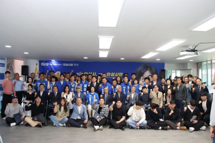 김보라 경기 안성시장 후보가 9일 안성시 보개원삼로 서우빌딩에서 선거사무소 개소식을 열고 있다. 김보라 후보 제공