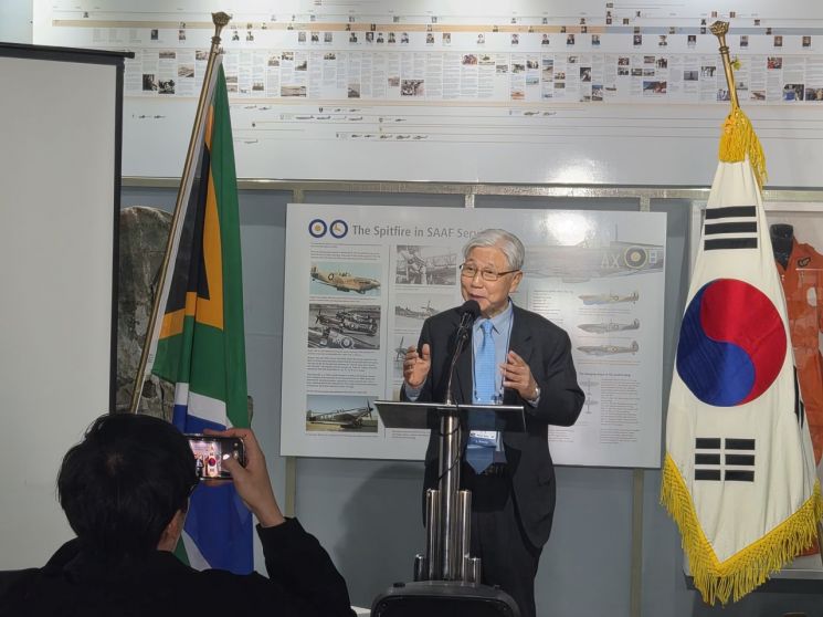 유엔평화마을 정인수 회장이 남아공 참전용사 가족들에게 감사를 전하고 있다.