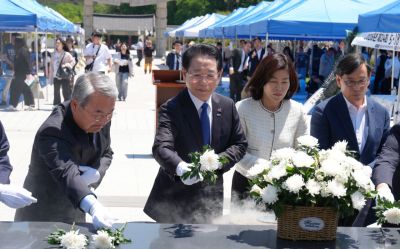 김영록 전라남도지사가 9일 광주 국립 5·18 민주묘지에서 열린 ‘2026년 제24회 5·18 전국휘호대회’에서 주요내빈들과 오월 민주영령들에게 참배하고 있다. [사진제공=전남도]