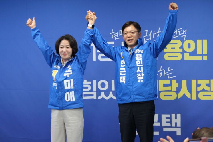 현근택 더불어민주당 용인시장 예비후보가 9일 오후 기흥구 구갈동에 있는 ‘현근택의 근사한 캠프’(선거사무소) 개소식에서 출마 선언을 하고 6·3 지방선거 승리를 향한 본격적인 행보에 나섰다. 현근택 후보 제공