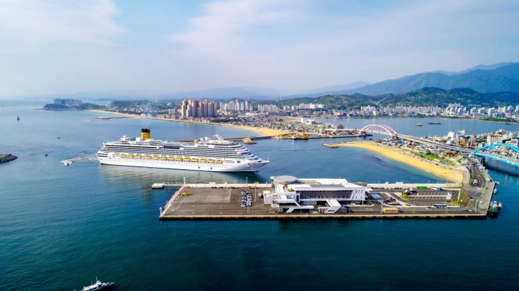 The Costa Serena entering Sokcho Port. Provided by Sokcho City.