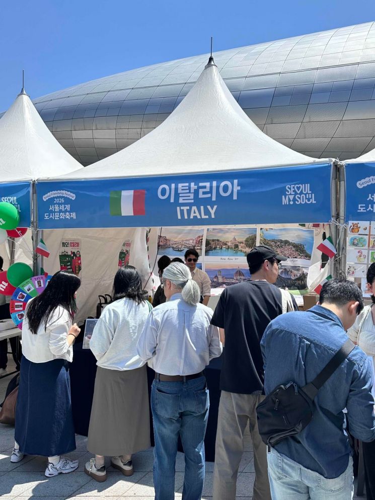 지난 9일 열린 서울세계도시문화축제 이탈리아 부스에 몰린 관광객들. 춘천시 제공