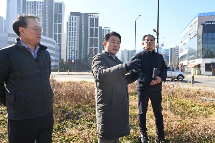 检查共享停车场现场的Uijeongbu市长 Kim Donggeun。Kim Donggeun 候选人供图