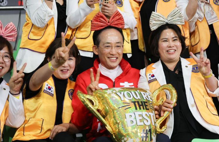 추경호 국민의힘 대구시장 예비후보가 9일 대구 북구 대구실내체육관에서 열린 국제라이온스협회 대구지구 연차대회에서 시민들과 기념 촬영을 하고 있다. 연합뉴스