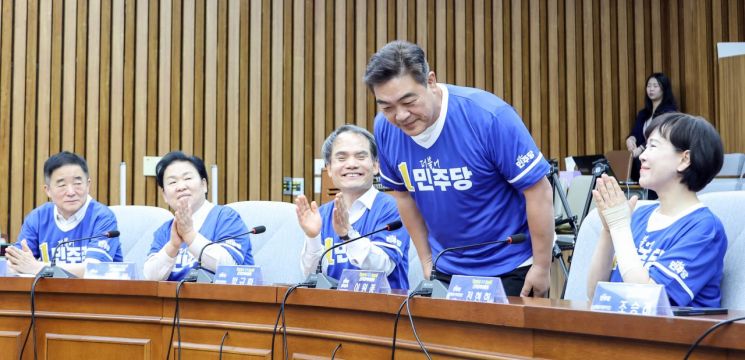 10일 국회에서 열린 더불어민주당 '대한민국 국가 정상화 선거대책위원회' 출범식에서 '골목골목 선대위원장'에 임명된 배우 이원종씨가 정청래 대표의 소개에 인사하고 있다. 연합뉴스