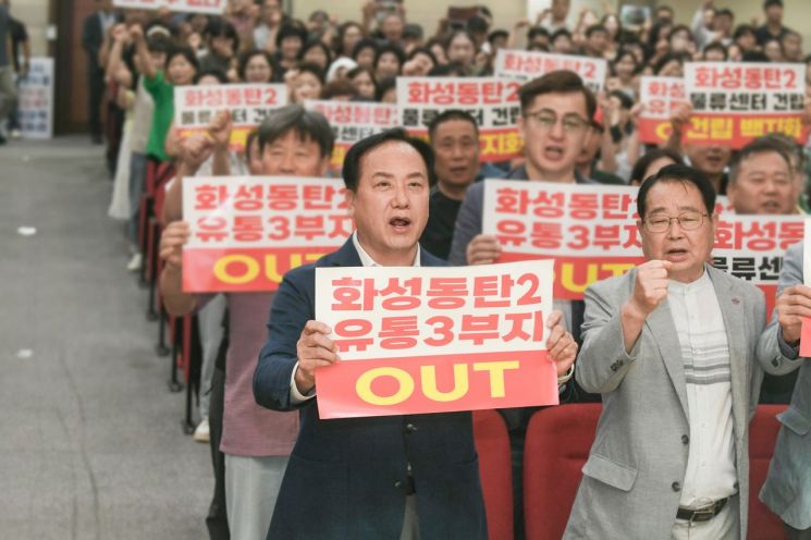 이권재 경기 오산시장 후보(국민의힘)가 화성 동탄2지구 물류센터 건립 문제와 관련해 더불어민주당 정명근 화성시장 후보 측의 비판을 정면으로 반박하며 대립각을 세우고 있다. 이권재 후보 제공