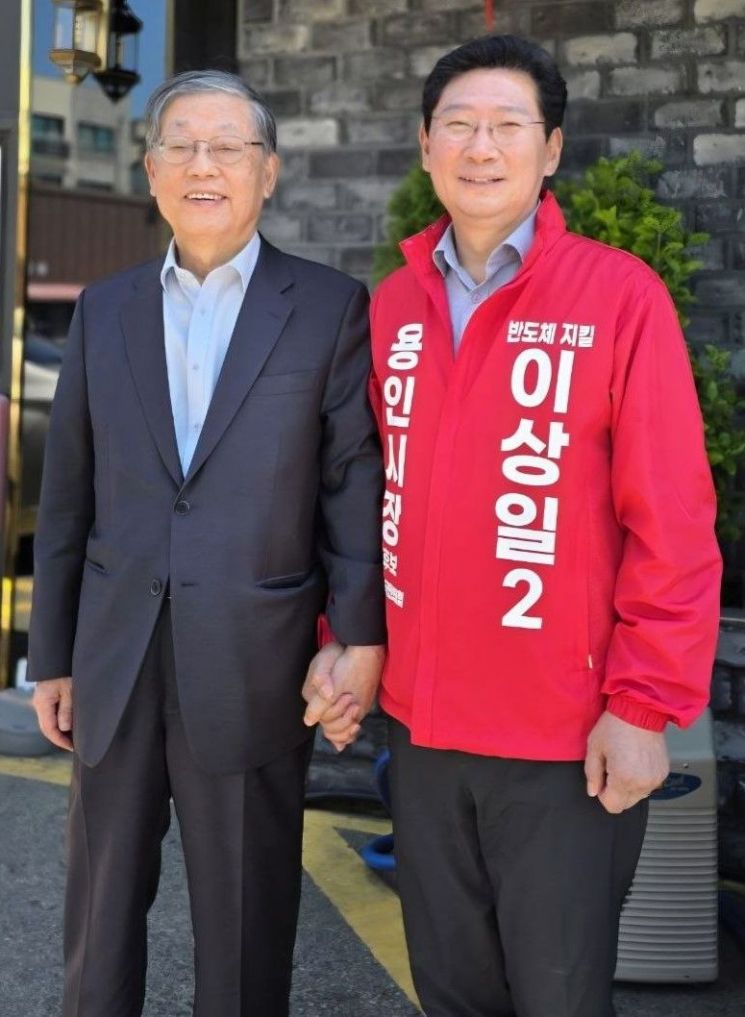 김황식 전 국무총리가 지난 9일 오후 이상일 용인특례시장 후보(국민의힘)를 만나 지지와 응원의 메시지를 전하고 있다. 이상일 후보 제공
