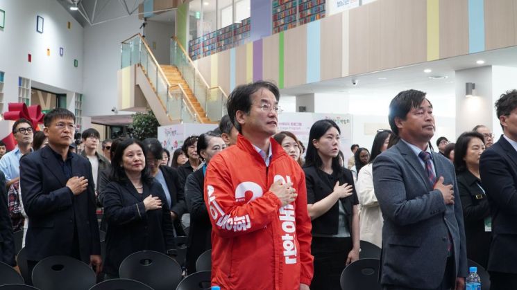 이동환 국민의힘 고양시장 예비후보가 10일 꽃박 페막식에 참석해 국민의례를 하고 있다. 이동환 후보 제공
