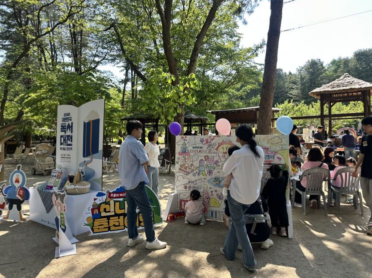 A hands-on tourism pop-up store operated by Chuncheon City, Gangwon Province, in connection with the Nami Island World Book Nation Festival has concluded successfully, receiving enthusiastic responses from family tourists and foreign visitors. Photo by Nami Island