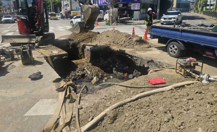 남양주시가 다산동 도농고 앞 도로 처짐 현상의 원인으로 밝혀진 25년 이상 된 노후 상수도관 누수에 대해 긴급 복구를 9일 완료했다. 남양주시 제공