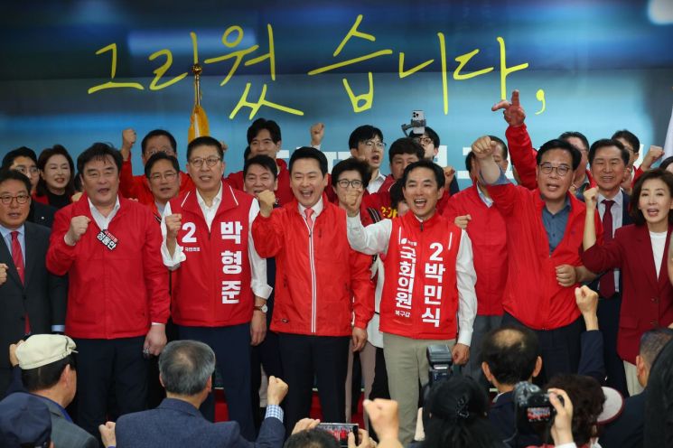 장동혁 국민의힘 대표를 비롯한 참석자들이 10일 오후 부산 북구에서 열린 박민식 북갑 보궐선거 후보 선거사무소 개소식에서 파이팅을 외치고 있다. 연합뉴스