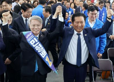 더불어민주당 정청래 대표가 10일 오후 광주 서구 민형배 전남광주통합특별시장 후보 선거사무소 개소식에 참석해 민 후보와 함께 인사하고 있다. 연합뉴스