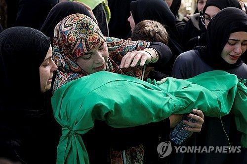 10일, 레바논 시돈 구역 하레트사이다에서 이스라엘군 공격으로 가족을 잃은 유족들이 장례를 치르고 있다. 연합뉴스