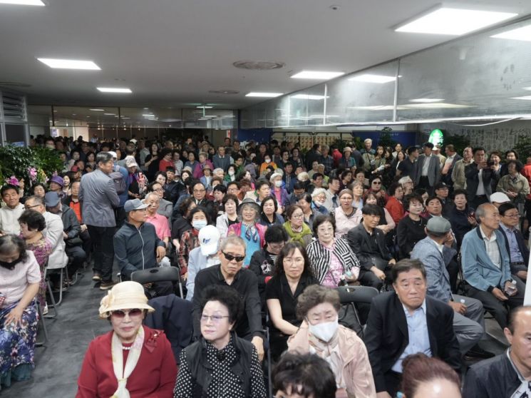 신상진 경기 성남시장 후보(국민의힘)가 10일 선거 사무소인 '시민희망캠프' 개소식을 열고 있다. 신상진 후보 제공