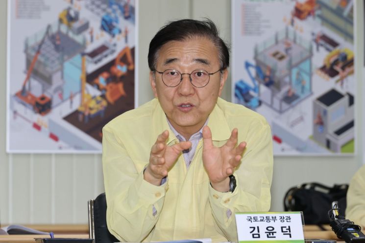 김윤덕 국토교통부 장관이 4일 세종시 합강동의 한국토지주택공사(LH) 공동주택 건설현장을 방문해, 건설 자재 품질관리와 수급 상황 등을 점검하고 있다. 연합뉴스