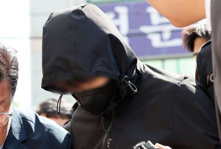 7일 오전 광주 동구 광주지방법원에서 '묻지마 살인' 피의자 장모 씨가 구속 전 피의자 심문(영장실질심사)을 받기 위해 법정으로 이동하고 있다. 연합뉴스