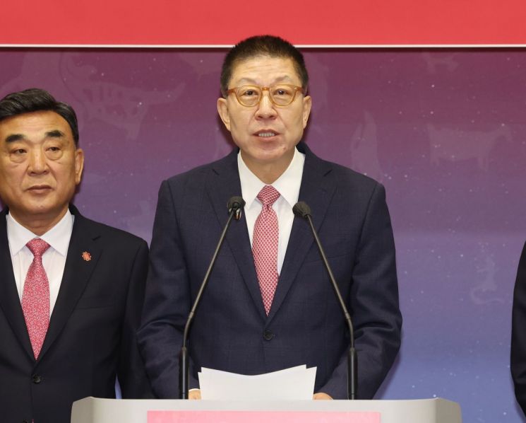 Candidates for the People Power Party's mayoral elections in the Yeongnam region held a press conference on the 6th at the Ulsan City Hall press center to condemn the Democratic Party's special prosecution law on dismissal of prosecution, during which Busan mayoral candidate Hyungjoon Park is speaking. <br>[Image source=Yonhap News]