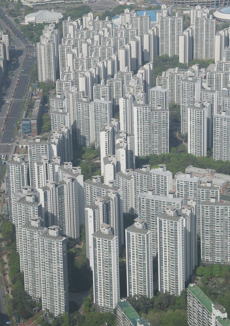 서울 송파구 롯데월드타워에서 바라본 아파트. 연합뉴스